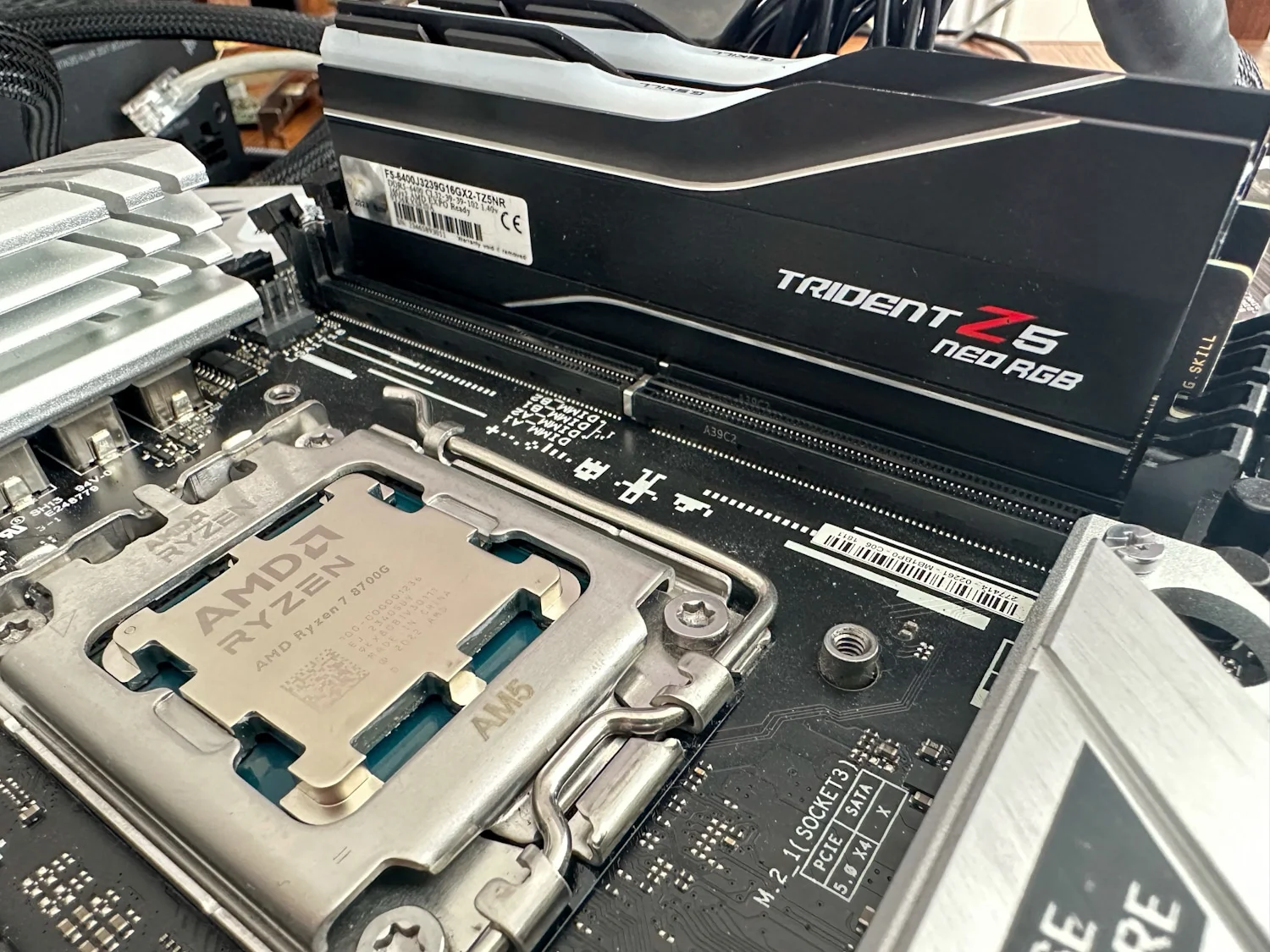AMD Ryzen 7 8700G AMD Ryzen 7 8700G